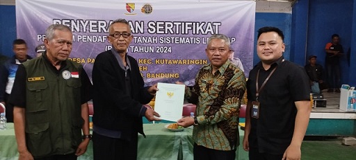 PENYERAHAN SERTIFIKAT TANAH PROGRAM PTSL